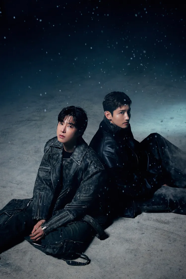 允浩（左）認為東方神起像紅酒，昌珉覺得2人一路走來腳踏實地。SM Entertainment提供