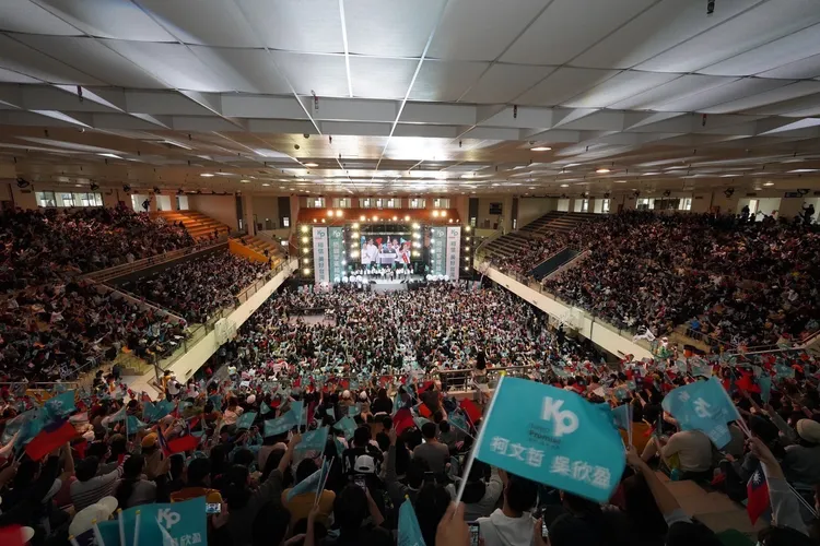 柯文哲跟吳欣盈新竹造勢大會。民眾黨提供