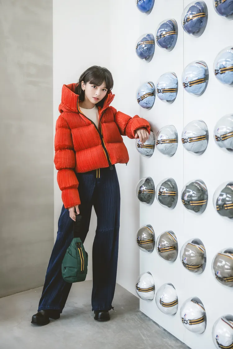 陳姸霏穿著Brien短版絎縫保暖外套。品牌提供