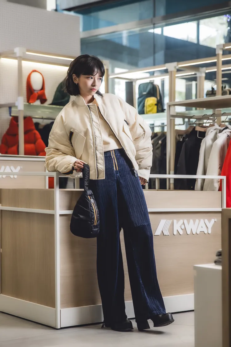 Baggy時尚皺褶長褲在膝蓋處做出立體剪裁。品牌提供