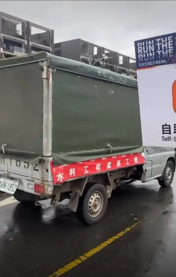 謝忻拍下工程車二度出現跑道。翻攝謝忻臉書