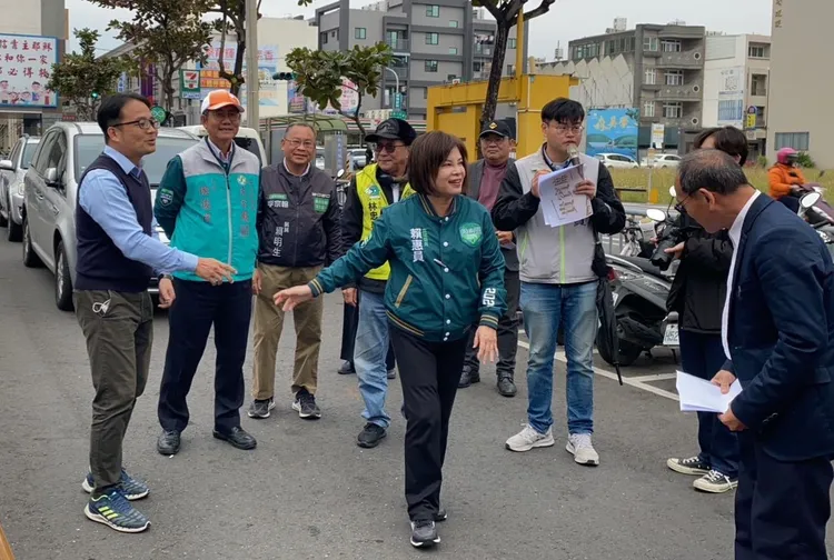 立委賴惠員21日邀集交通
部、市府官員，會勘4.3億元經費的新東立體停車場新建工程。賴惠員競總提供