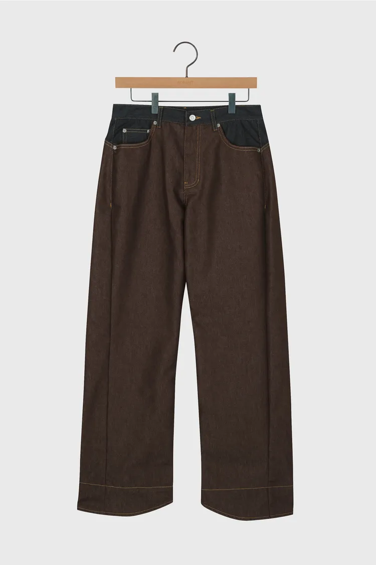 雙色拼接牛仔褲 ，6800元。品牌提供