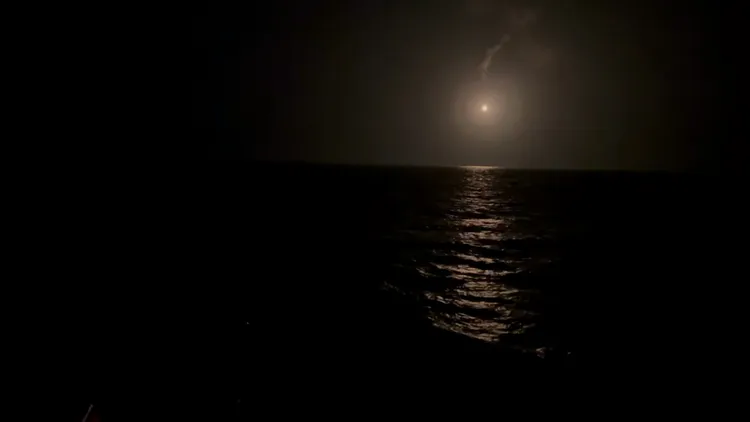 空軍支援照明彈，協助搜救海虎艦落水人員。翻攝畫面