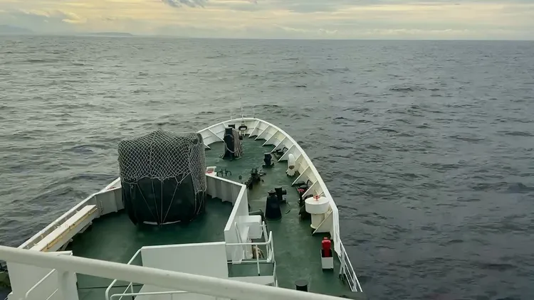 海巡艦艇搜救海虎艦落水人員。翻攝畫面