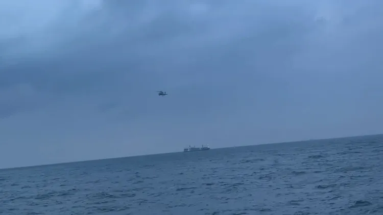 空勤直升機出動搜救海虎艦落水人員。翻攝畫面