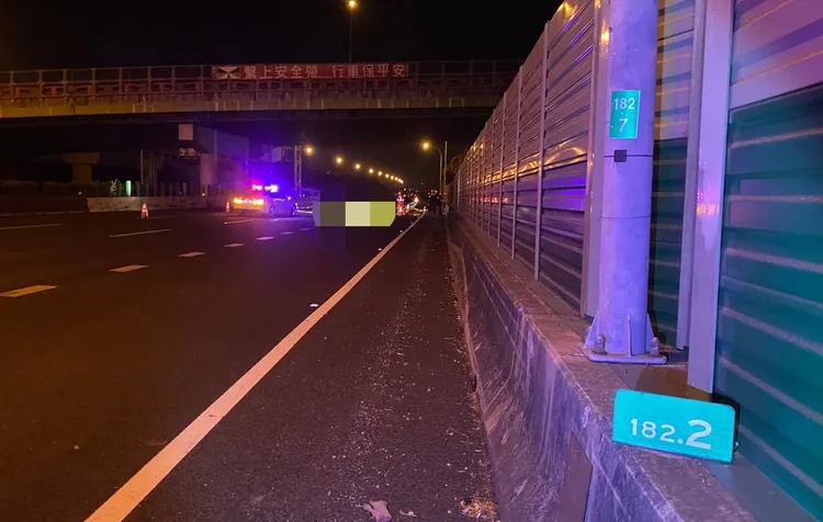 警方處理近2個小時才將現場排除。民眾提供