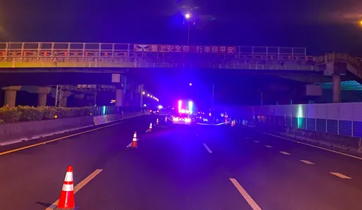 國1離奇車禍 行人從陸橋墜落!遭多車撞擊慘死「屍塊散落」