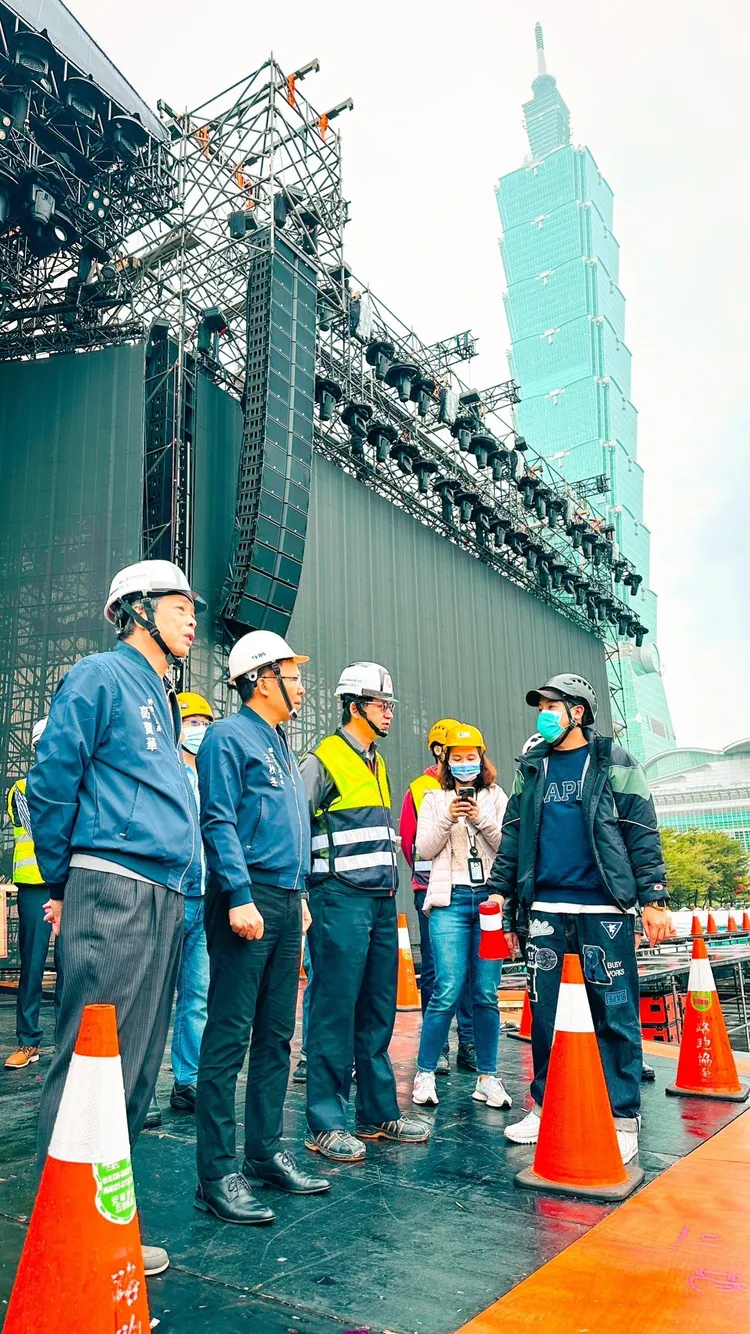 勞動局長高寶華(左1)偕觀傳局長王秋冬(左2)勞檢跨年晚會舞台布設。