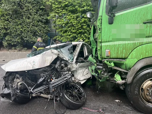 國1內湖段3車追撞 轎車成爛鐵畫面曝光!女駕駛搶救無效亡