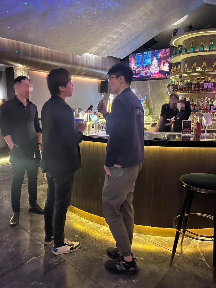 環保局稽查住宅區餐酒館夜間放音樂擾寧告發開罰。環保局提供