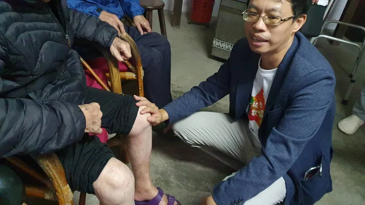 都蘭診所院長余尚儒訪視一位住在山谷裡的93歲阿嬤，有頸椎骨刺手術、糖尿病及慢性腎臟病。林芳如攝