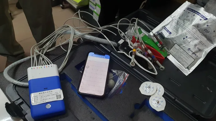 醫師可透過儀器遠端監測居家醫療個案的血氧、血壓、心跳數值。林芳如攝