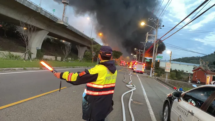 警方派員維持火場附近道路交通。龜山警分局提供