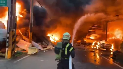 桃園工廠大火1死3傷　烈焰、濃煙沖天！國1五楊高架視線受阻