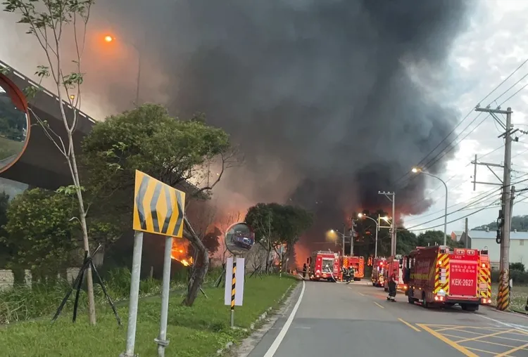 大火延燒到五楊高架下方雜草。龜山警分局提供