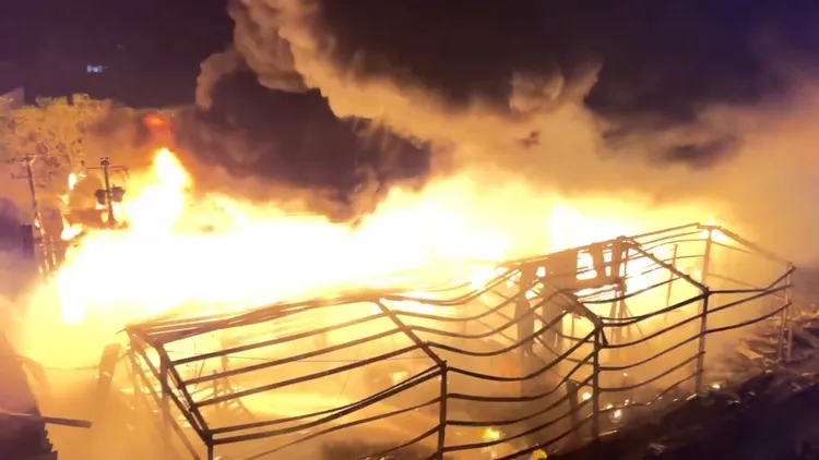 現場大火濃煙蔽天。桃園市消防局提供