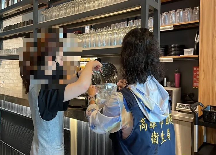 衛生局針對媒體網紅推薦熱門餐飲店進行抽驗。衛生局提供