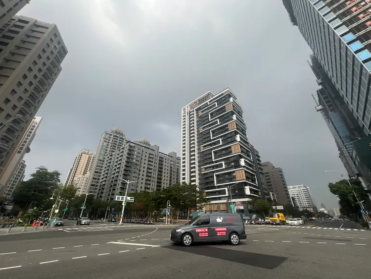 新屋房價不斷上揚也帶動中古屋行情，比價效應發生屋主普遍想創價銷售。葉家銘攝