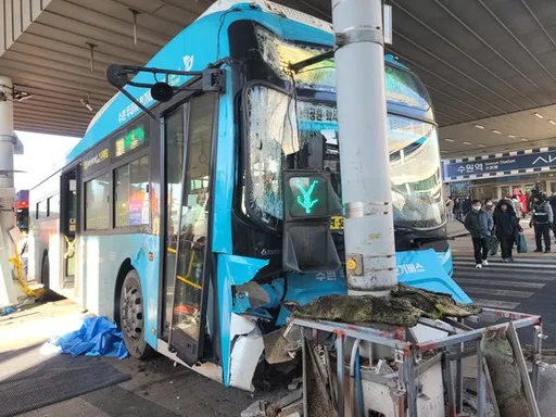 公車才離站就暴衝 南韓公車事故行人1死17傷
