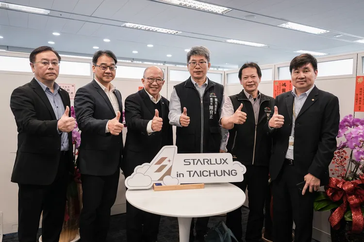 左至右起，星宇航空客運營業部協理王雲翔、星宇航空客運商務長梁文龍、星宇航空董事長特別助理周寳裕、台中市觀光旅遊局副局長陳育正、台中市觀光旅遊局觀光企劃科專員康文樹。業者提供