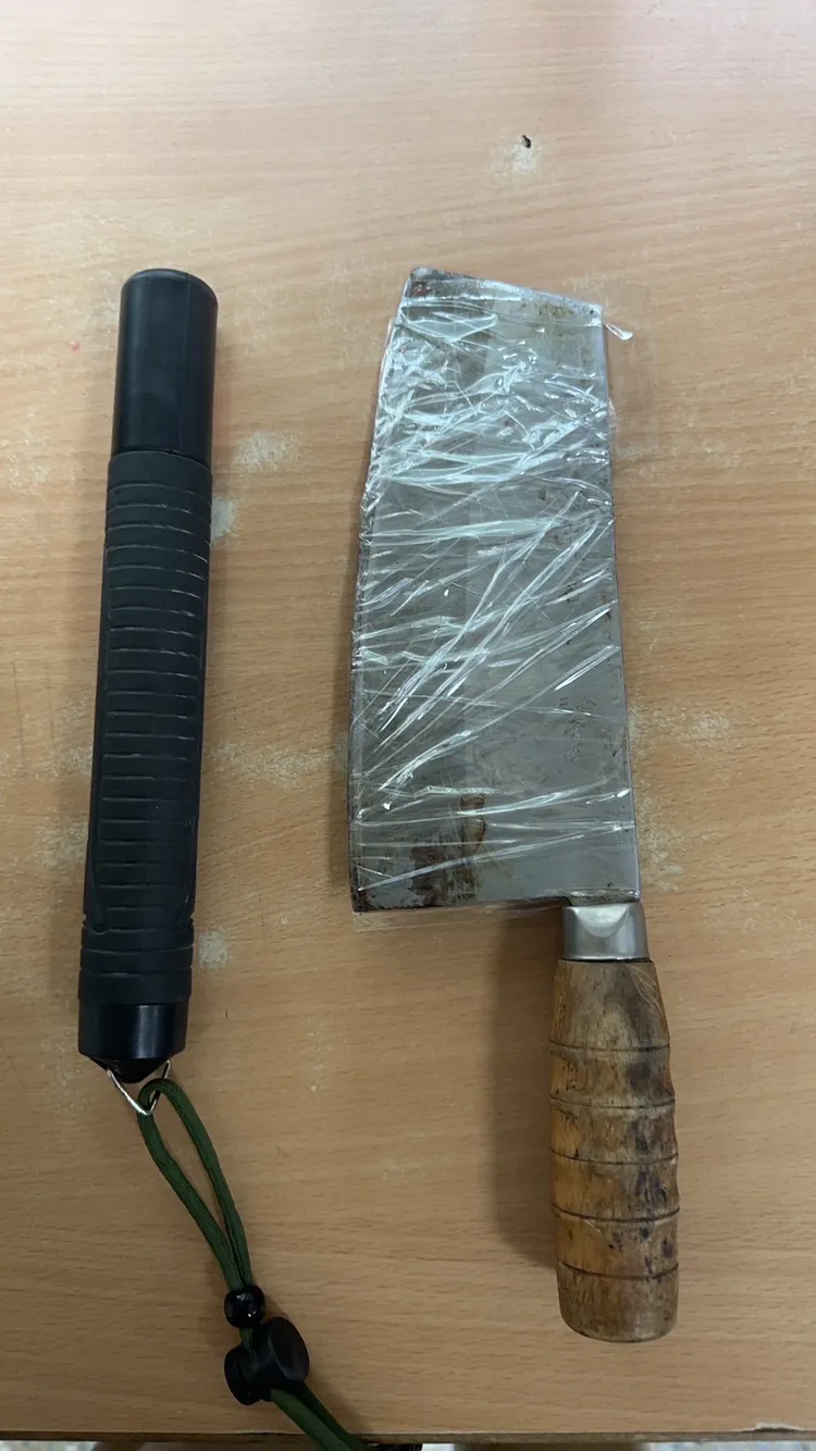 嫌犯使用的甩棍與菜刀。翻攝畫面