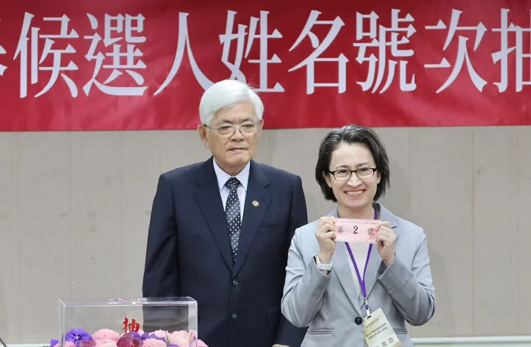 蕭美琴抽中２號，象徵「美德雙全穩健向前」。林林攝