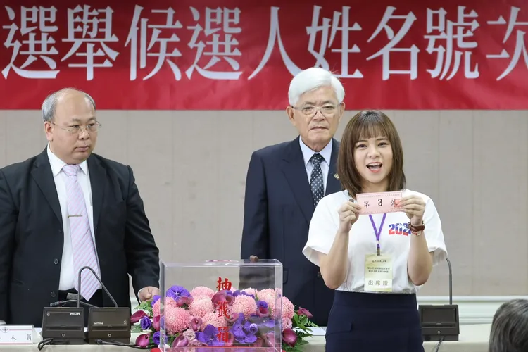 李利貞代侯友宜抽中3號。林林攝