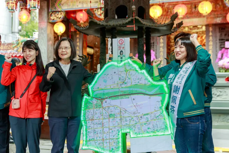 總統蔡英文與謝佩芬（右）、高嘉瑜（左）同框。民進黨提供