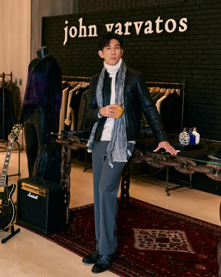 修杰楷換穿皮衣夾克配上CASHMERE羊毛上衣。品牌提供