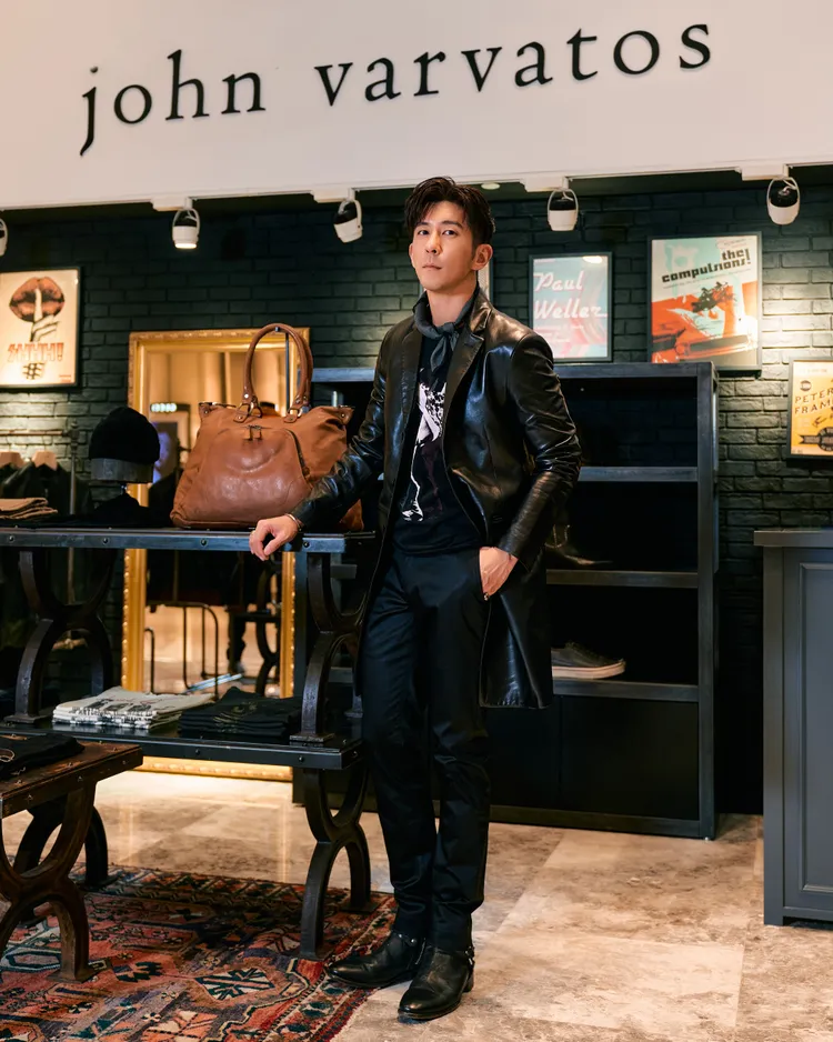 修杰楷內裡以簡約搭配讓視線聚焦在納帕羊皮大衣上。品牌提供