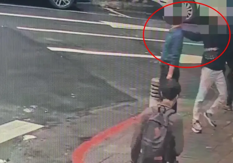 陳男持辣椒水攻擊路人。翻攝畫面