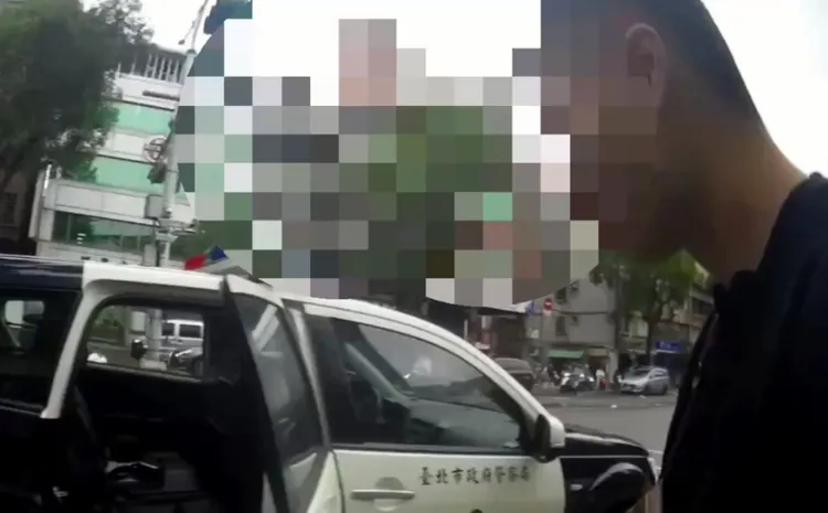 警方到場將陳男帶回。翻攝畫面