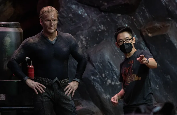 溫子仁（右）和派翠克威爾森片場照。華納兄弟提供