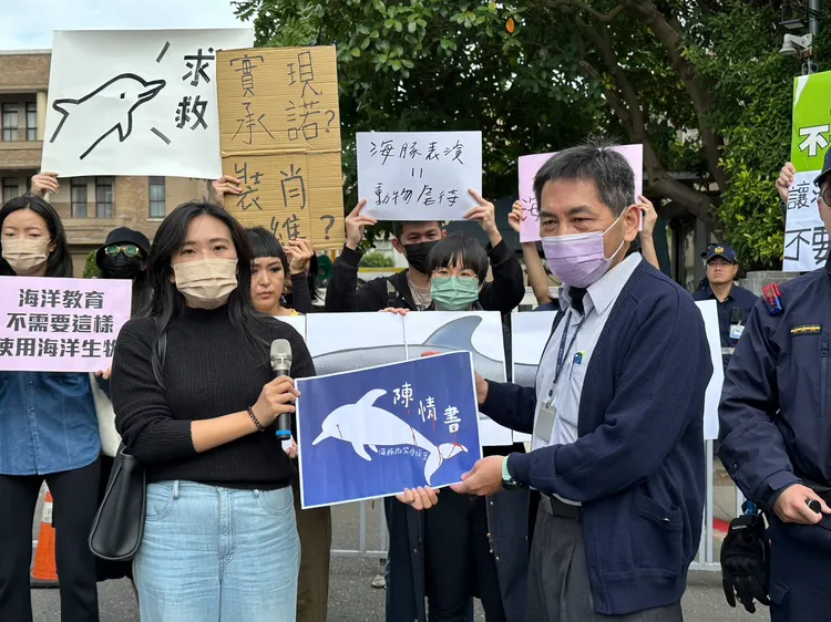 行政院派員接下陳情。陳怡文攝