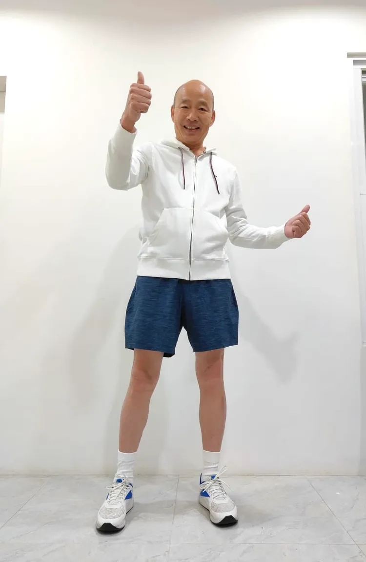 韓國瑜接受「勇腳挑戰」，貼出短褲照挺侯康，並要大家去換短褲，「拍照分享留言處！」翻攝自韓國瑜臉書