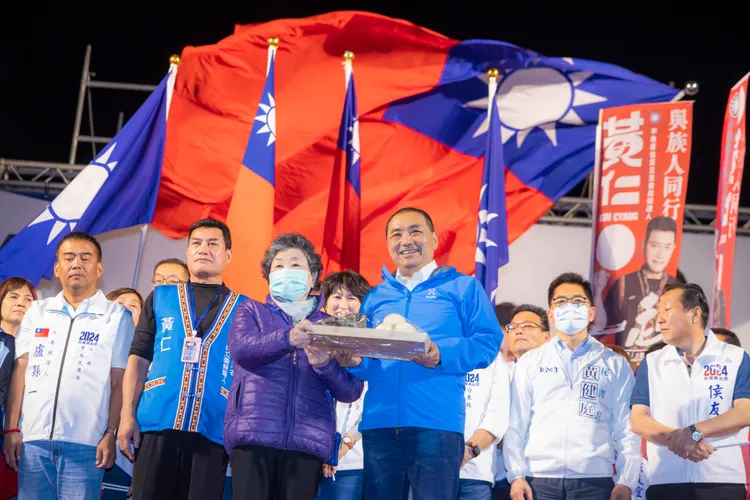 胡林素貞贈送包子與粽子給侯友宜，希望侯能夠包中總統。翻攝畫面