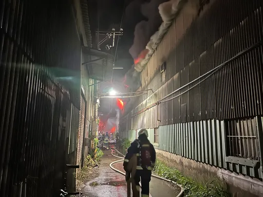 新北工廠大火全面燃燒 警消持赴搶救