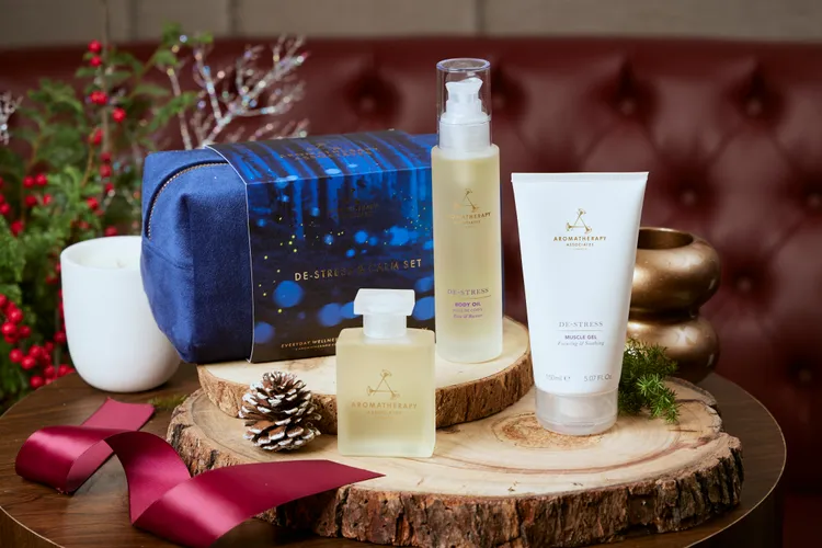 舒心樂活禮盒，於皇家絲絨化妝包中裝載了55ml怡神沐浴油、100ml舒爽按摩潤膚油，以及相當熱銷的150ml舒緩凝膠，4000元。品牌提供