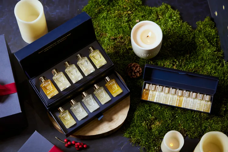 經典芳療珠寶盒（左）經典沐浴油9ml*10／3800元、迷你沐浴油系列（右）3ml*10／2600元。品牌提供