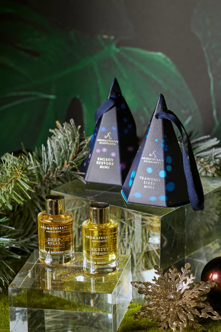 小確幸系列年度禮盒，有晚間舒緩沐浴油和明煥晨曉沐浴油可選，各9ml／550元。品牌提供