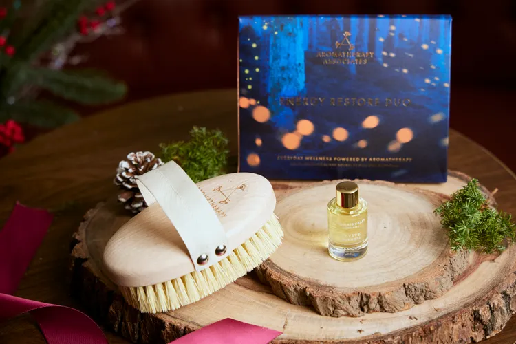 明煥二重奏禮盒，包含9ml明煥晨曉沐浴油與天然劍麻刷，1650元。品牌提供