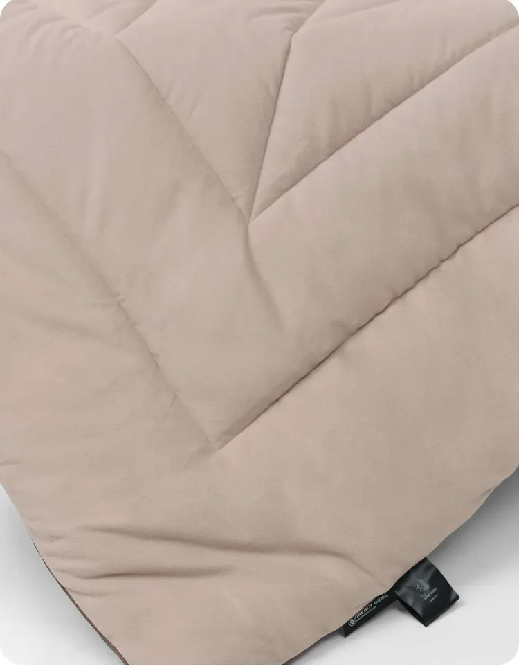 貼合身型的蓄熱縫線設計，可以固定棉花不容易亂跑，也可以留住熱氣蓄熱升溫。