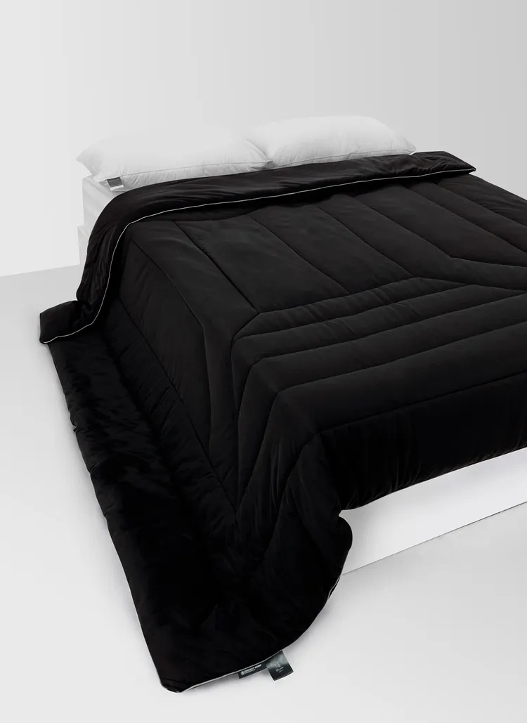 Clo+升溫科技抗菌蓄熱暖心絨被，原價2,350元，任選兩件4,500元。