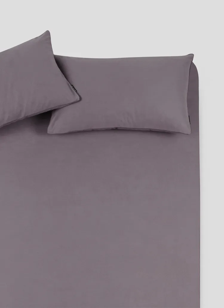 Clo+升溫科技抗菌蓄熱暖心絨被，目前總共有7色，包括：千黛紫色、星辰銀色、榛果棕色、流光金色、紳士灰色、飯店白色、黑色等。