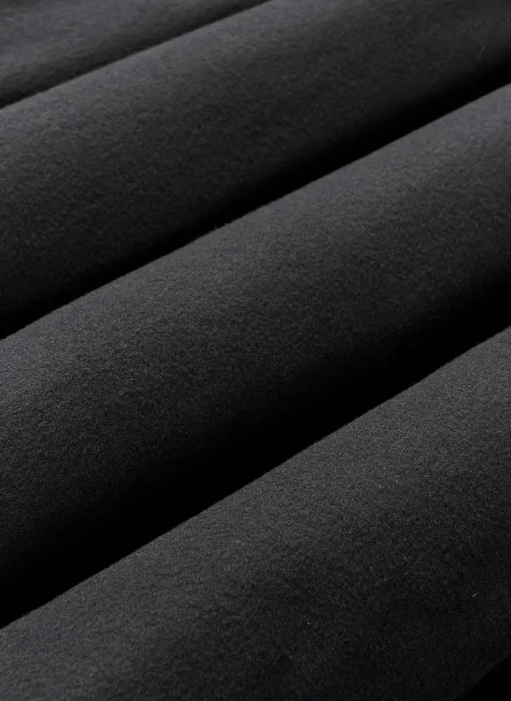 Clo+升溫科技抗菌蓄熱暖心絨被，採用柔軟親膚德絨磨毛面料材質，搭配內芯使用保暖棉花填充，雙重保暖，蓬鬆溫暖輕盈。