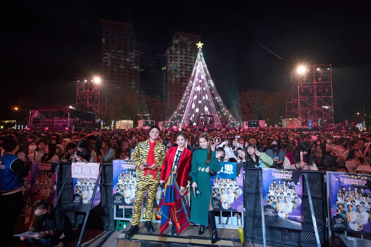 新北歡樂耶誕城「巨星耶誕演唱會」首日由林莎（右起）、吳姍儒及曾子余搭檔主持。TVBS提供