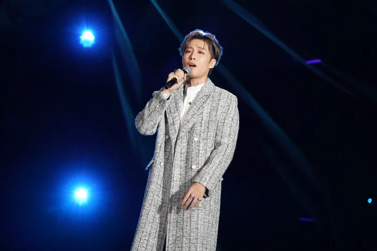 李東軒深情演唱組曲。TVBS提供