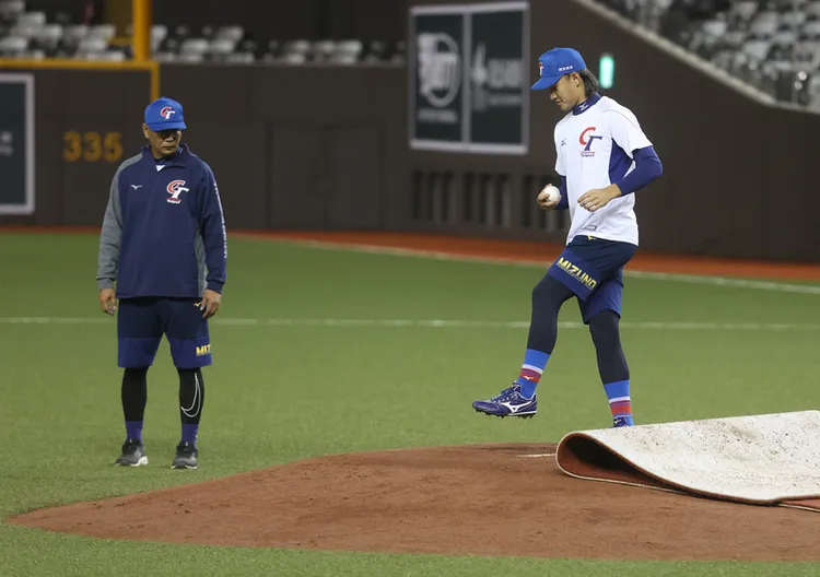 徐若熙(右)昨在大巨蛋練習。中央社