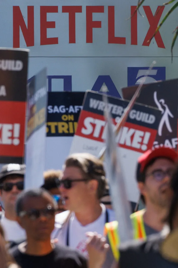 今年7月好萊塢罷工遊行中，串流平台缺乏透明度成為焦點；圖為抗議人士在Netflix洛杉磯辦公室外抗議。資料照片